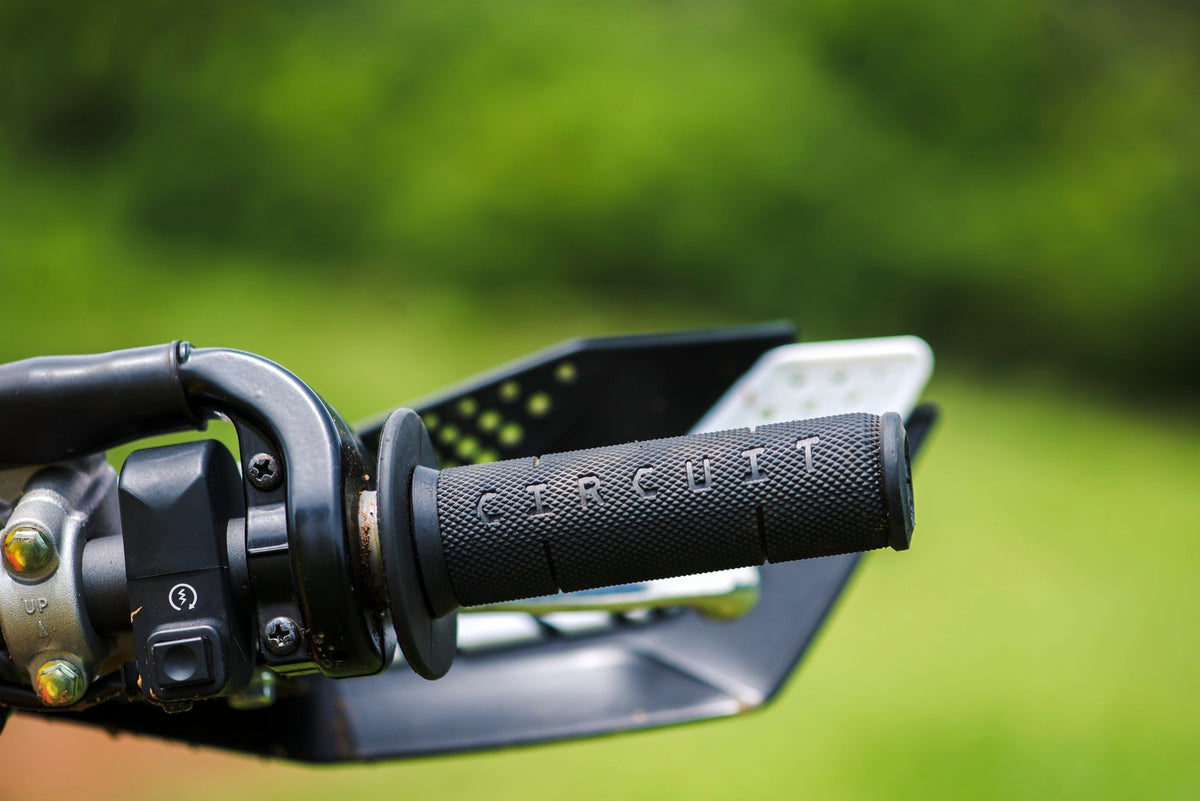 Complete Guide to Motorcycle Grips: Types, Materials and How to Choose